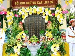 Phường Láng, Hà Nội tổ chức buổi lễ dâng hương, dâng hoa trang trọng kỷ niệm 78 năm Ngày Thương binh - Liệt sĩ (27/7/1947 - 27/7/2025)