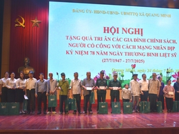 Agribank Chi nhánh Mê Linh và BIDV Chi nhánh Quang Minh trao quà cho các gia đình chính sách trên địa bàn xã Quang Minh