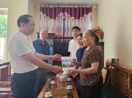 Trưởng Ban Xây dựng Đảng Lưu Văn Tư và Phó Chủ tịch HĐND xã Nguyễn Thị Lộc tặng quà gia đình chính sách