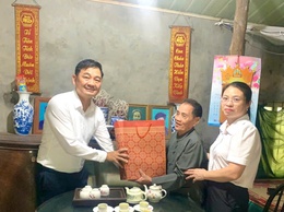 Lãnh đạo xã Quang Minh thăm, tặng quà người có công nhân kỷ nhiệm 78 năm Ngày Thương binh - Liệt sỹ