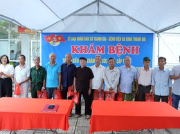 Khám bệnh, tư vấn sức khỏe, cấp thuốc cho gần 100 đối tượng chính sách