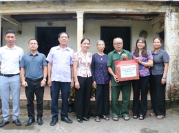 Các đồng chí lãnh đạo xã Hòa Phú: Thăm, tặng quà các thương, bệnh binh, thân nhân liệt sỹ, người bị nhiễm chất hóa học nặng