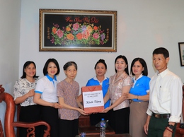 Hội Liên hiệp phụ nữ xã Phú Nghĩa tổ chức thăm hỏi, tặng 30 suất quà tri ân các gia đình người có công nhân dịp kỷ niệm 78 năm ngày Thương binh - liệt sĩ 27/7