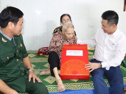Đồng chí Bí thư Đảng ủy đi thăm tặng quà nhân dịp 27/7