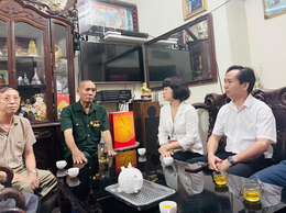 Phường Bồ Đề  thăm tặng quà tại nhà gia đình người có công nhân kỷ niệm 78 năm ngày Thương binh – Liệt sĩ