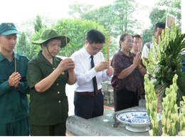 Đồng chí Trương Đại Dương Viếng nghĩa trang liệt sỹ tại thôn Nội Hợp xã Nam Phong cũ