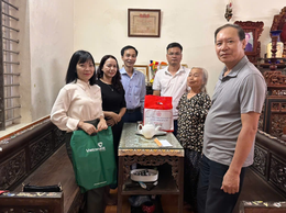 Tặng sổ tiết kiệm và quà tri ân người có công, gia đình chính sách trên địa bàn Tân Lập, xã Ô Diên