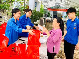 Tổ chức khám sức khoẻ và tặng quà Người có công nhân dịp kỷ niệm 78 năm ngày Thương binh Liệt sỹ 27/7