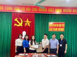 Đoàn Thanh niên Sở Nội vụ Hà Nội trao tặng 20 suất quà tri ân người có công tại xã Tam Hưng