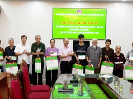 Ngân hàng Chính sách xã hội TP Hà Nội trao 20 suất quà cho các gia đình chính sách tại xã Ứng Hoà.