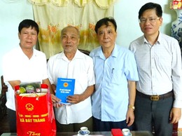 Lãnh đạo xã Bát Tràng viếng nghĩa trang Liệt sĩ Kim Sơn, Yên Viên và Xuân Quan; thăm, tặng quà thương bệnh binh, gia đình chính sách nhân dịp kỷ niệm 78 năm Ngày Thương binh Liệt sỹ (27/7/1947- 27/7/2025)