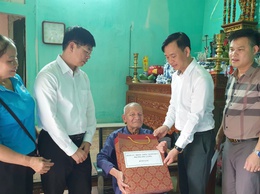 3 đoàn lãnh đạo phường Phú Lương đi thăm, tặng quà 9 đối tượng chính sách tiêu biểu nhân kỷ niệm 78 năm ngày thương binh liệt sỹ