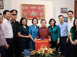 Bí thư Thành ủy Hà Nội thăm Bà Mẹ Việt Nam Anh hùng tại Phường Phú Thượng