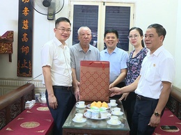 Lãnh đạo xã Phúc Thọ thăm và tặng quà các đối tượng chính sách tiêu biểu trên địa bàn dịp 27/7