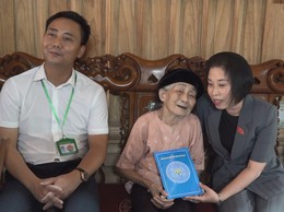 Đoàn ĐBQH thành phố Hà Nội thăm, tặng quà các gia đình có công tại xã Minh Châu
