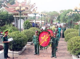 Các đồng chí Lãnh đạo xã Hòa Phú dâng hương tưởng niệm tại Nghĩa trang Liệt sĩ nhân kỷ niệm 78 năm Ngày Thương binh – Liệt sĩ 27/7.

