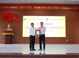 Ngân hàng chính sách xã hội tặng vinh danh đồng chí Nguyễn Ngọc Tú – Chủ tịch UBND xã Bất Bạt