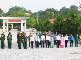 Đoàn lãnh đạo Đảng ủy, HĐND, UBND, UB MTTQ xã Quốc Oai tổ chức Lễ dâng hoa, dâng hương tưởng niệm các Anh hùng liệt sĩ
