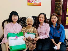 Phòng Giao dịch Ngân hàng chính sách xã hội Bắc Từ Liêm thăm hỏi và tặng quà gia đình chính sách nhân kỷ niệm 78 năm ngày Thương binh - Liệt sỹ