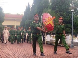 CÔNG AN XÃ NỘI BÀI TỔ CHỨC DÂNG HƯƠNG TƯỞNG NIỆM CÁC ANH HÙNG LIỆT SỸ VÀ CÁC HOẠT ĐỘNG “ĐỀN ƠN, ĐÁP NGHĨA”, “UỐNG NƯỚC NHỚ NGUỒN”