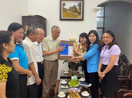 Lãnh đạo Đảng ủy - HĐND - UBND - Ủy ban MTTQ Việt Nam phường Cầu Giấy thăm, tặng quà các gia đình chính sách tiêu biểu trên địa bàn phường