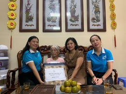 Hội Liên hiệp phụ nữ phường Cầu Giấy thăm, tặng quà Hội viên là gia đình chính sách, người có công