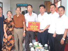 Phúc Thọ tổ chức trao kinh phí hỗ trợ nhà ở cho người có công nhân kỷ niệm 78 năm Ngày Thương binh - Liệt sĩ