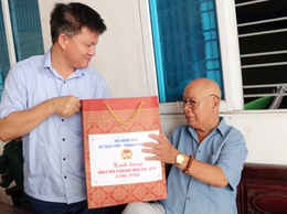 Uỷ ban MTTQ Việt Nam, các đoàn thể xã Trần Phú: tặng 16 xuất quà cho gia đình chính sách, người có công với cách mạng
