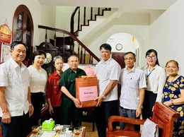 Phường Phương Liệt: thăm hỏi, tặng quà tri ân gia đình người có công