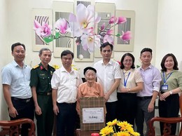 Lãnh đạo xã Ngọc Hồi thăm, tặng quà các thương, bệnh binh, gia đình chính sách tiêu biểu