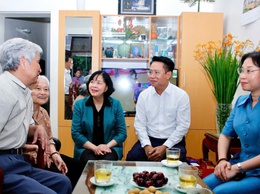 
Đồng chí Bí thư Thành ủy Bùi Thị Minh Hoài thăm, tặng quà gia đình người có công tại phường Hà Đông