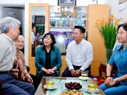 Đồng chí Bí thư Thành ủy Bùi Thị Minh Hoài thăm, tặng quà gia đình người có công tại phường Hà Đông