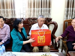 Bí thư Thành uỷ Bùi Thị Minh Hoài thăm, tặng quà gia đình người có công tại phường Dương Nội