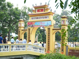 Các đồng chí lãnh đạo xã Chuyên Mỹ viếng Nghĩa trang liệt sĩ nhân kỷ niệm 78 năm Ngày Thương binh Liệt sỹ 27-7