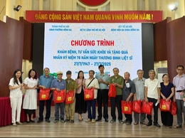 Phường Đống Đa tổ chức khám bệnh, tư vấn sức khoẻ và tặng quà cho đối tượng chính sách trên địa bàn