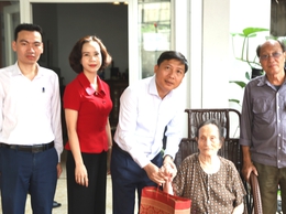 Bí thư Đảng ủy, Chủ tịch HĐND xã Quang Minh Nguyễn Thanh Liêm và Phó Bí thư Thường trực Đảng ủy Nguyễn Thị Ngọc Hà tặng quà người có công