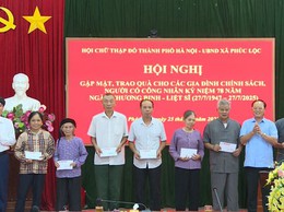Đoàn công tác Hội Chữ Thập đỏ thành phố Hà Nội tặng quà các gia đình chính sách, người có công trên địa bàn xã Phúc Lộc
