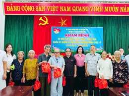 KHÁM BỆNH, TƯ VẤN SỨC KHOẺ, CẤP THUỐC, TẶNG QUÀ CHO HƠN 70 GIA ĐÌNH CHÍNH SÁCH, NGƯỜI CÓ CÔNG VỚI CÁCH MẠNG