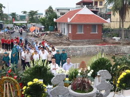 Đảng ủy, UBND xã Phú Xuyên tổ chức viếng nghĩa trang liệt sĩ và thắp hương tại Bảo tàng chiến sĩ Cách mạng bị địch bắt tù đày