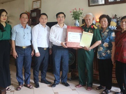 Khương Đình: Tổ chức thăm hỏi, tặng quà người có công nhân kỷ niệm 78 năm Ngày Thương binh - Liệt sĩ