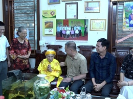 Chủ tịch UBND xã Mỹ Đức Nguyễn Quang Đường thăm và tặng quà mẹ Việt Nam anh hùng và thương binh, thân nhân liệt sĩ nhân dịp kỷ niệm 78 năm Ngày Thương binh liệt sĩ