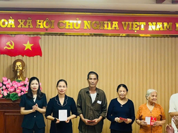Xã Đan Phượng phối hợp tặng 20 sổ tiết kiệm cho gia đình chính sách.