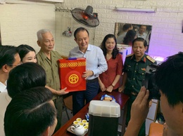 Chủ tịch HĐND Thành phố Nguyễn Ngọc Tuấn thăm, tặng quà gia đình người có công trên địa bàn phường Hai Bà Trưng nhân kỷ niệm 78 năm Ngày Thương binh - Liệt sĩ