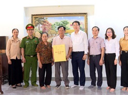 Hoài Đức tổ chức thăm hỏi, tặng quà người có công tiêu biểu nhân kỷ niệm 78 năm ngày Thương binh-Liệt sỹ (27/7/1947-27/7/2025)