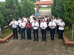 TRUNG TÂM VĂN HOÁ THÔNG TIN VÀ THỂ THAO XÃ NỘI BÀI, BAN QUẢN LÝ DỰ ÁN XÃ NỘI BÀI TỔ CHỨC THĂM VIẾNG NGHĨA TRANG LIỆT SĨ