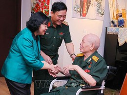 Bí thư Thành ủy Hà Nội Bùi Thị Minh Hoài thăm hỏi đối tượng chính sách, người có công tiêu biểu trên địa bàn phường Ba Đình