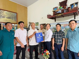 Chủ tịch UBND xã Vân Đình thăm, tặng quà các thương bệnh binh và gia đình chính sách nhân kỷ niệm 78 năm Ngày Thương binh - Liệt sĩ