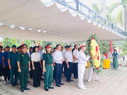 Đoàn đại biểu phường Từ Liêm dâng hương tại Nghĩa trang Liệt sĩ Thành phố nhân kỷ niệm 78 năm ngày thương binh - liệt sĩ (27/7/1947 - 27/7/2025)