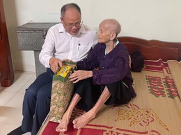 Các đồng chí lãnh đạo xã thăm, tặng quà các gia đình chính sách