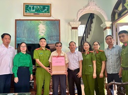 CÔNG AN PHƯỜNG YÊN NGHĨA TẶNG QUÀ CHO THƯƠNG BỆNH BINH, GIA ĐÌNH CHÍNH SÁCH TRÊN ĐỊA BÀN PHƯỜNG